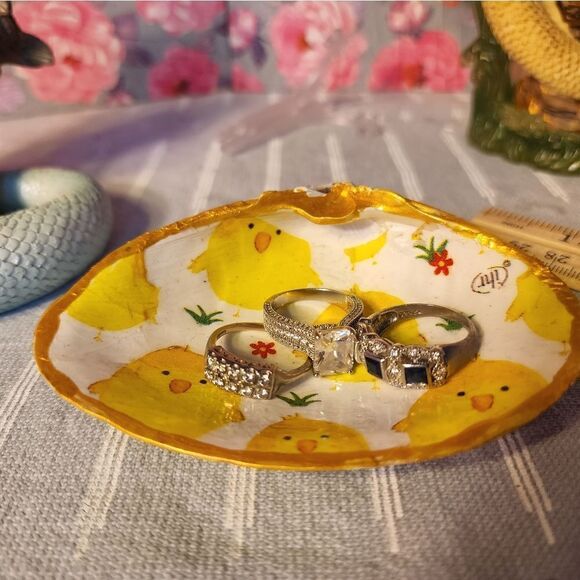 DECOUPAGE EASTER CLAM SHELL  - Picture 4 of 7